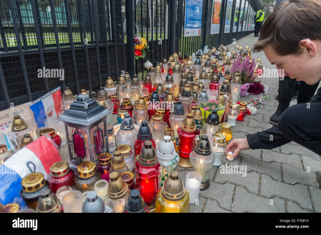 Homenaje al 13 de noviembre París ataques, Embajada de Francia, Varsovia, Polonia Foto de stock