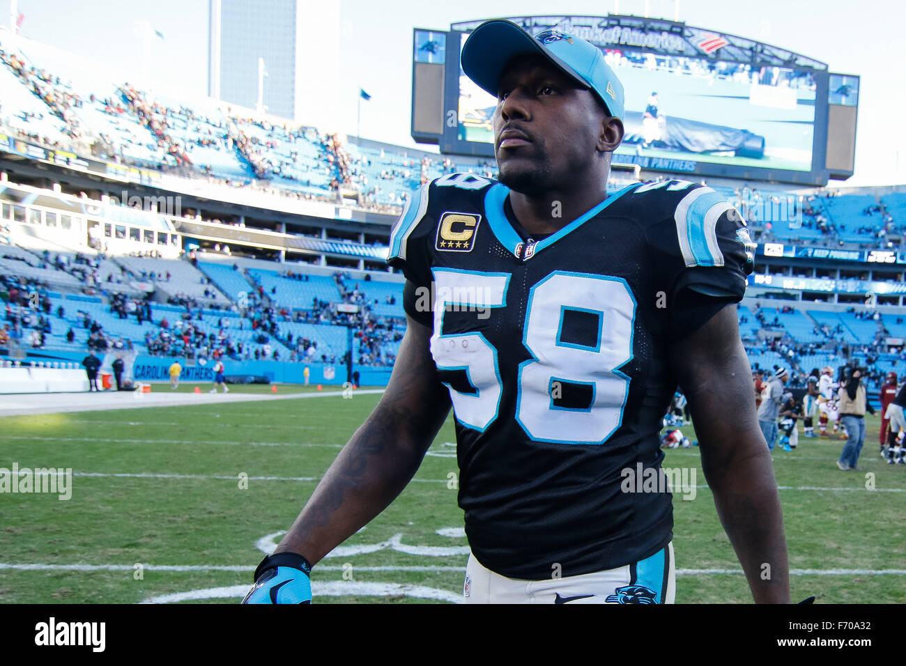 Charlotte, NC, EE.UU.. 22 Nov, 2015. Thomas Davis (58) de los Carolina Panthers de la NFL después del partido de fútbol entre los Washington Redskins y los Carolina Panthers en el estadio Bank of America en Charlotte, NC. Scott Kinser/CSM/Alamy Live News Foto de stock