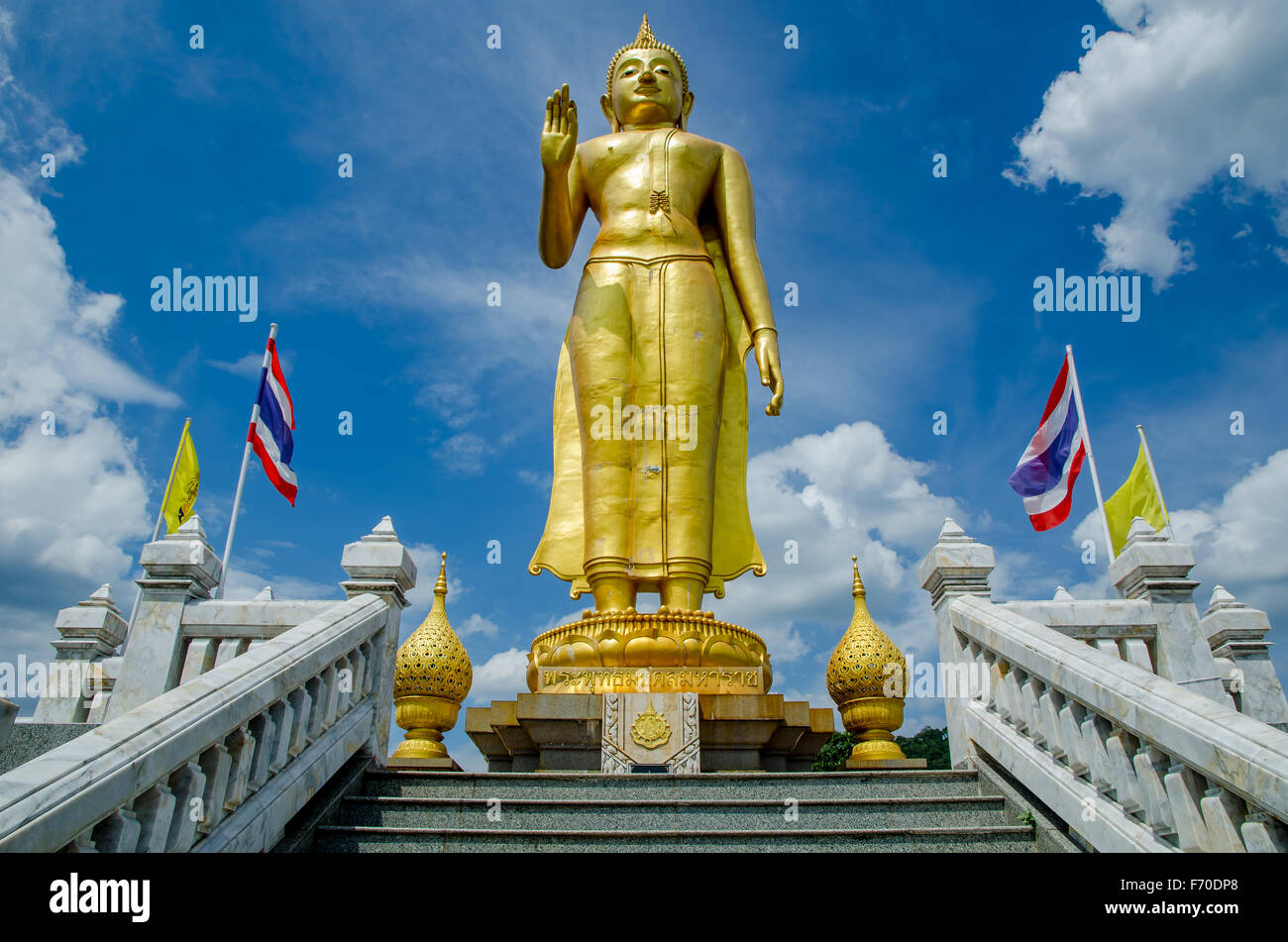 Golden estatua budista en Tailandia. Foto de stock