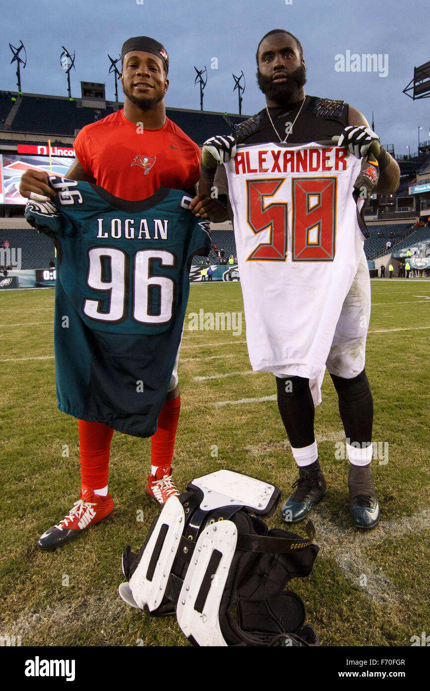 Filadelfia, Pensilvania, Estados Unidos. 22 Nov, 2015. Philadelphia Eagles  nariz abordar Bennie Logan (96) y Tampa Bay Buccaneers oriente operación  Linebacker Kwon Alexander (58) intercambio de camisetas tras la NFL juego  entre