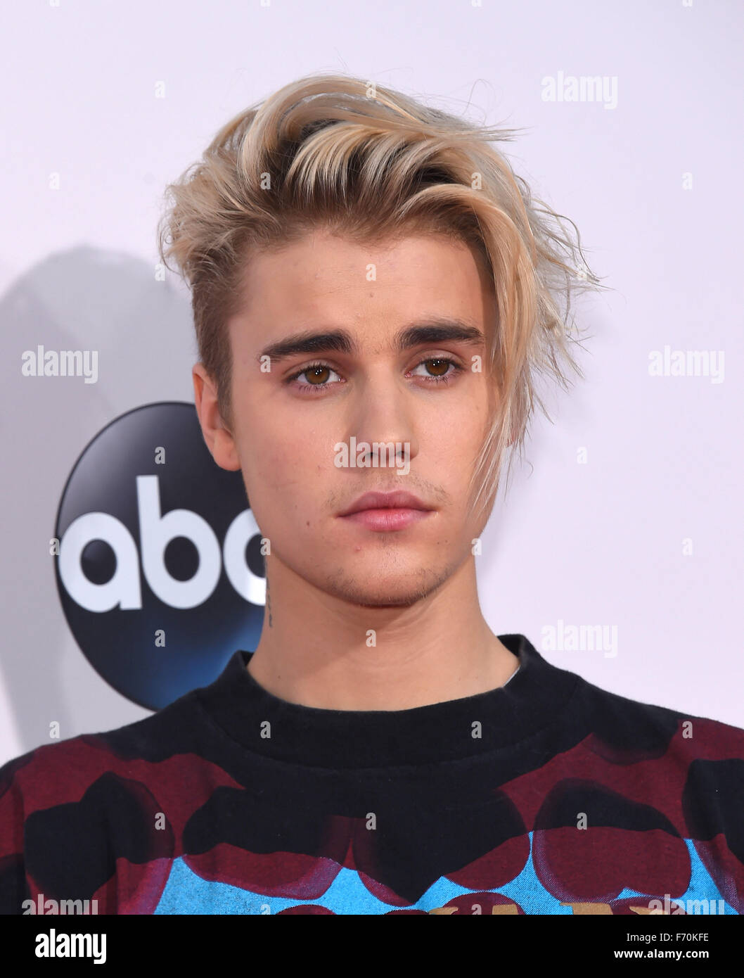 Los Angeles, California, EEUU. 22 Nov, 2015. Justin Bieber llega a los 2015 American Music Awards en el teatro de Microsoft. Crédito: Lisa O'Connor/Zuma alambre/Alamy Live News Foto de stock