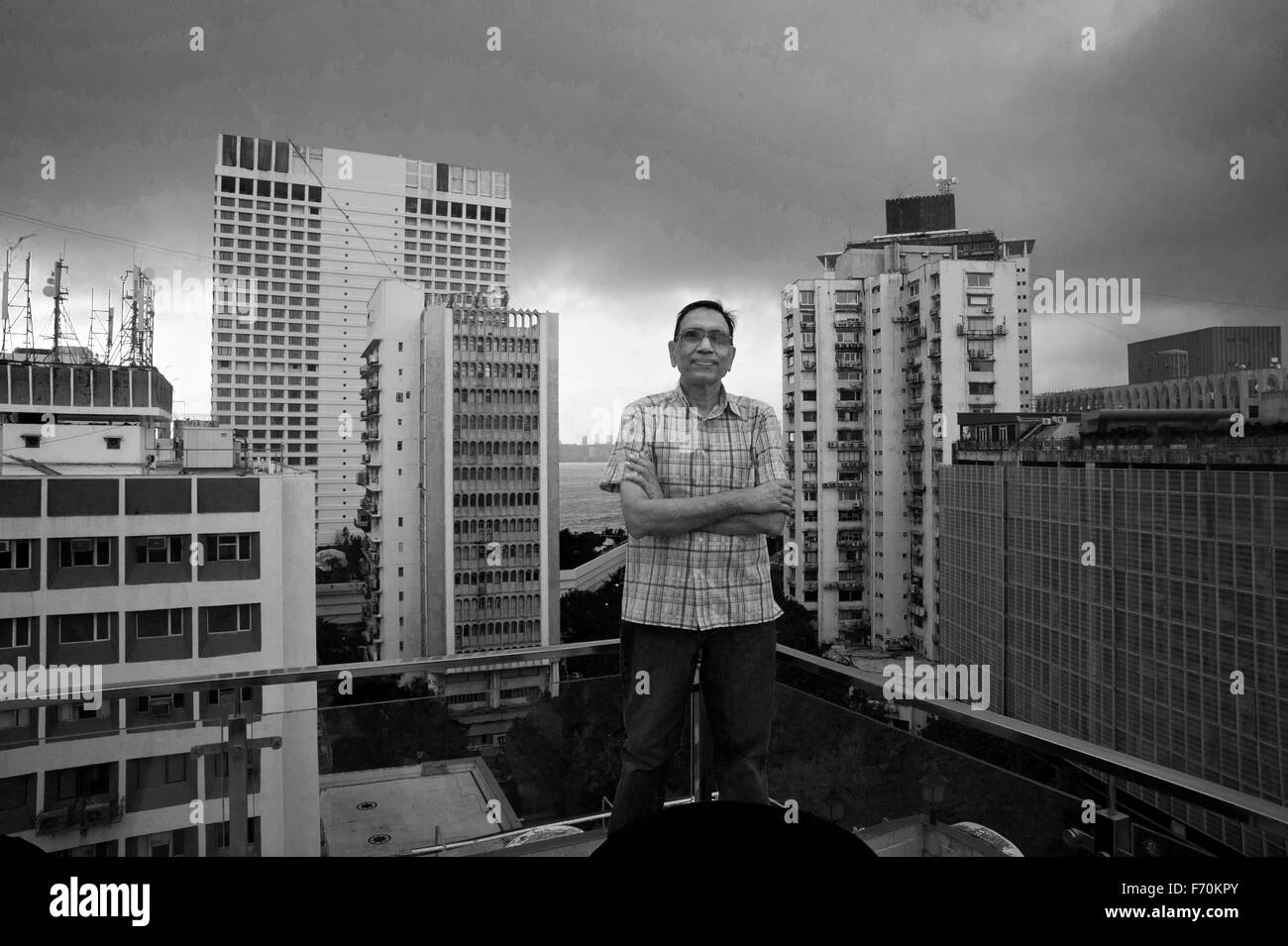 Jagdish Agarwal fundador dinodia fototeca pararse en la terraza del nuevo edificio de oficinas en Nariman Point Mumbai india asia Foto de stock