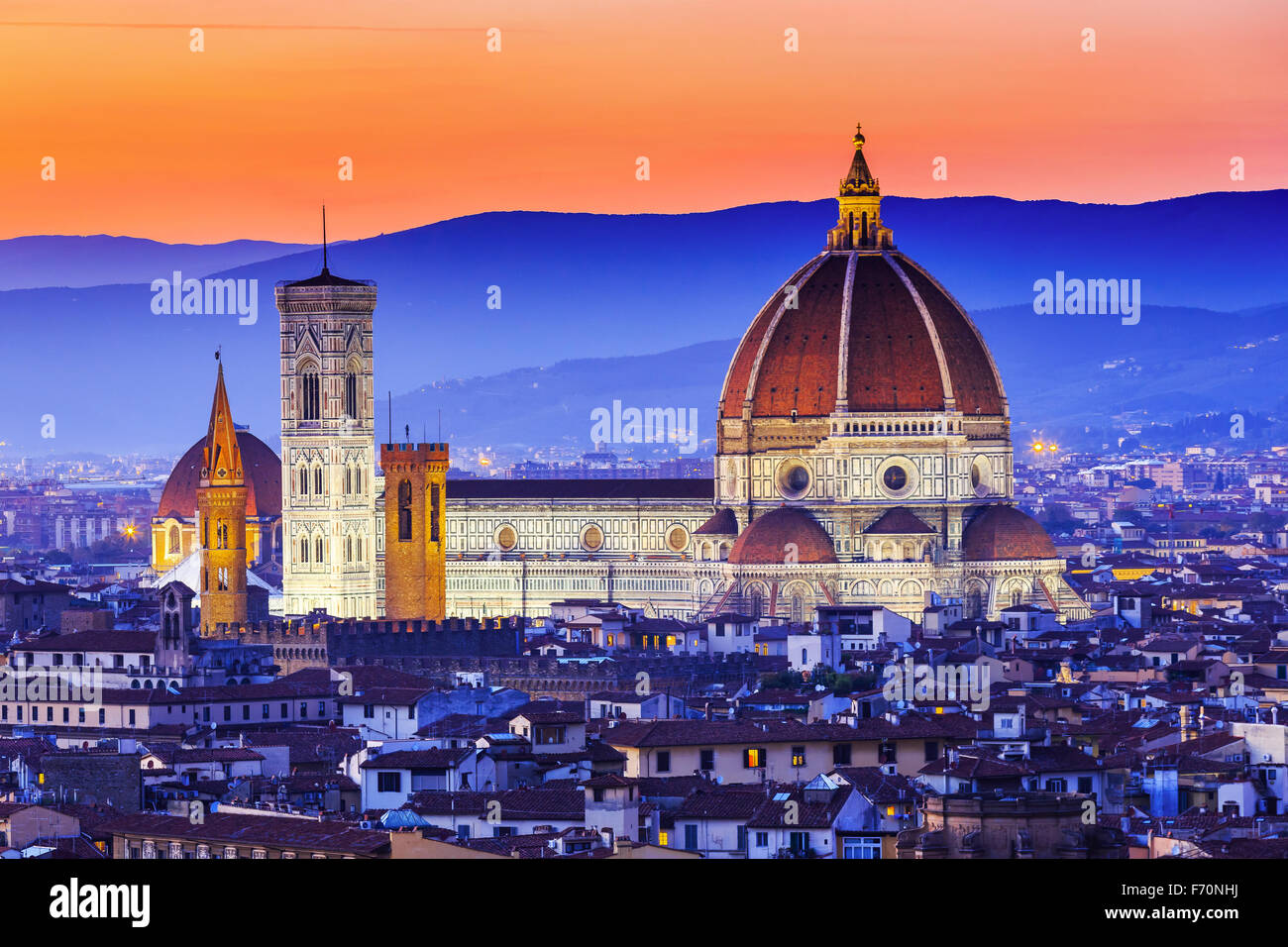 La Catedral y la cúpula de Brunelleschi al atardecer. Florencia, Italia. Foto de stock