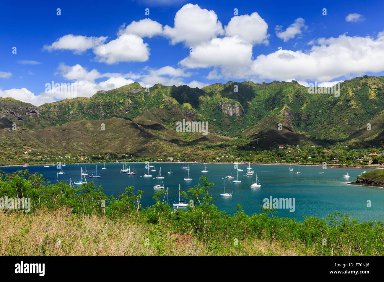 Bahía de Taiohae en la isla de Nuku Hiva, las Islas Marquesas Foto de stock