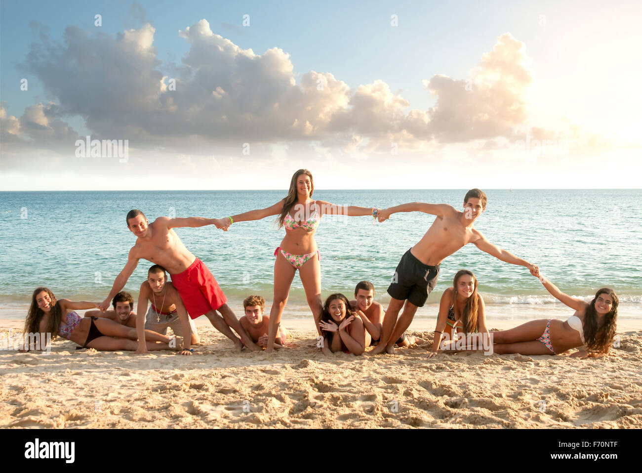 Grupo de adolescentes felices en la playa. Foto de stock