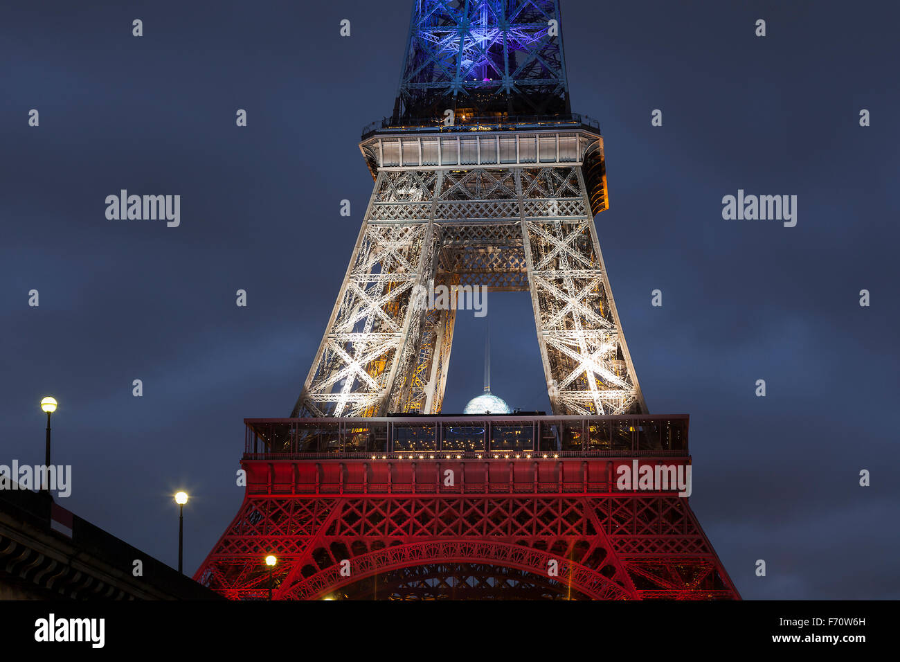 La torre Eiffel, con los colores de Francia después de los atentados del 13 de noviembre de 2015, Paris, Ile-de-France, Francia Foto de stock