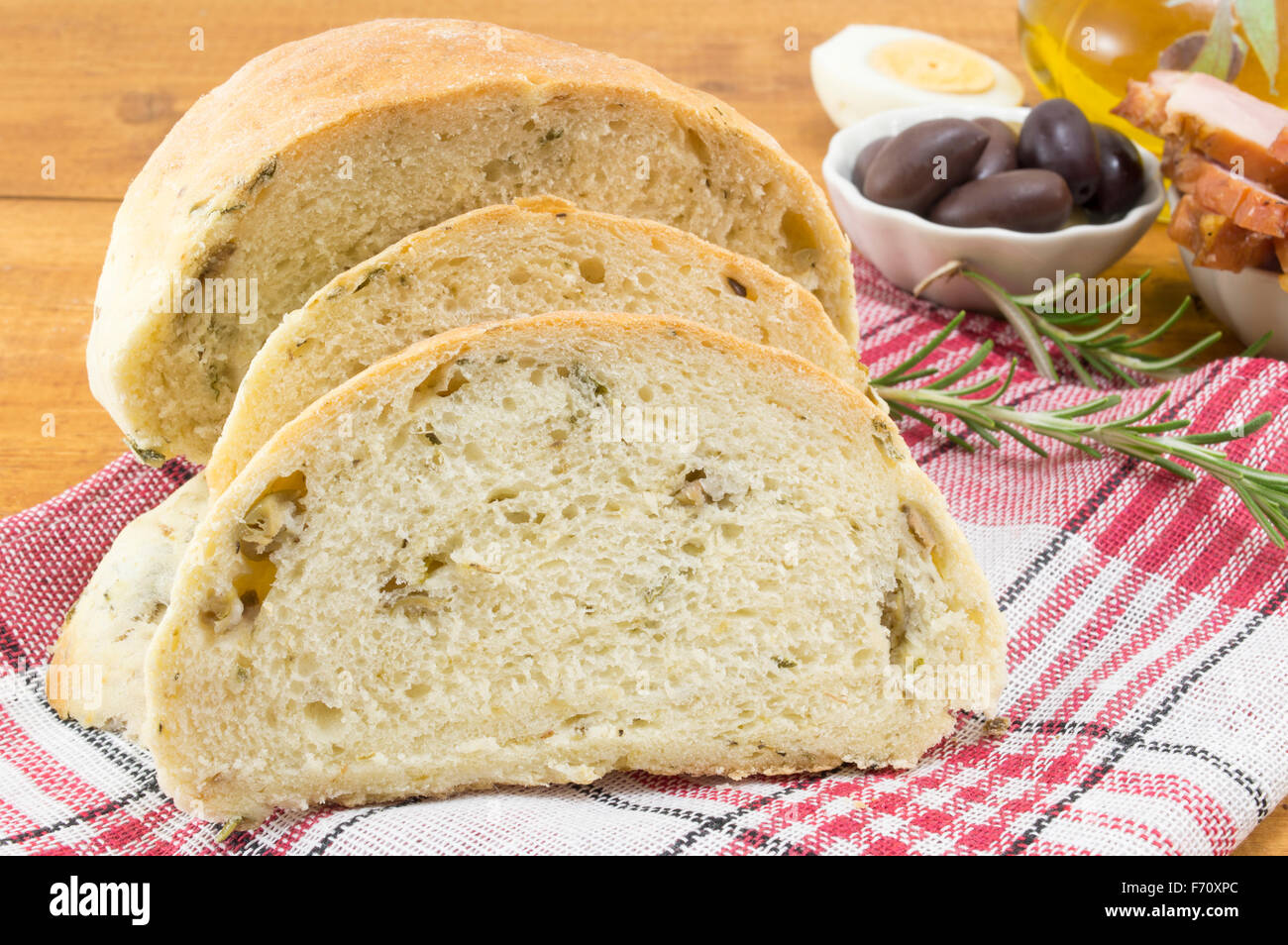 Rodajas de pan con semillas de oliva y las aceitunas, servidos en la mesa Foto de stock