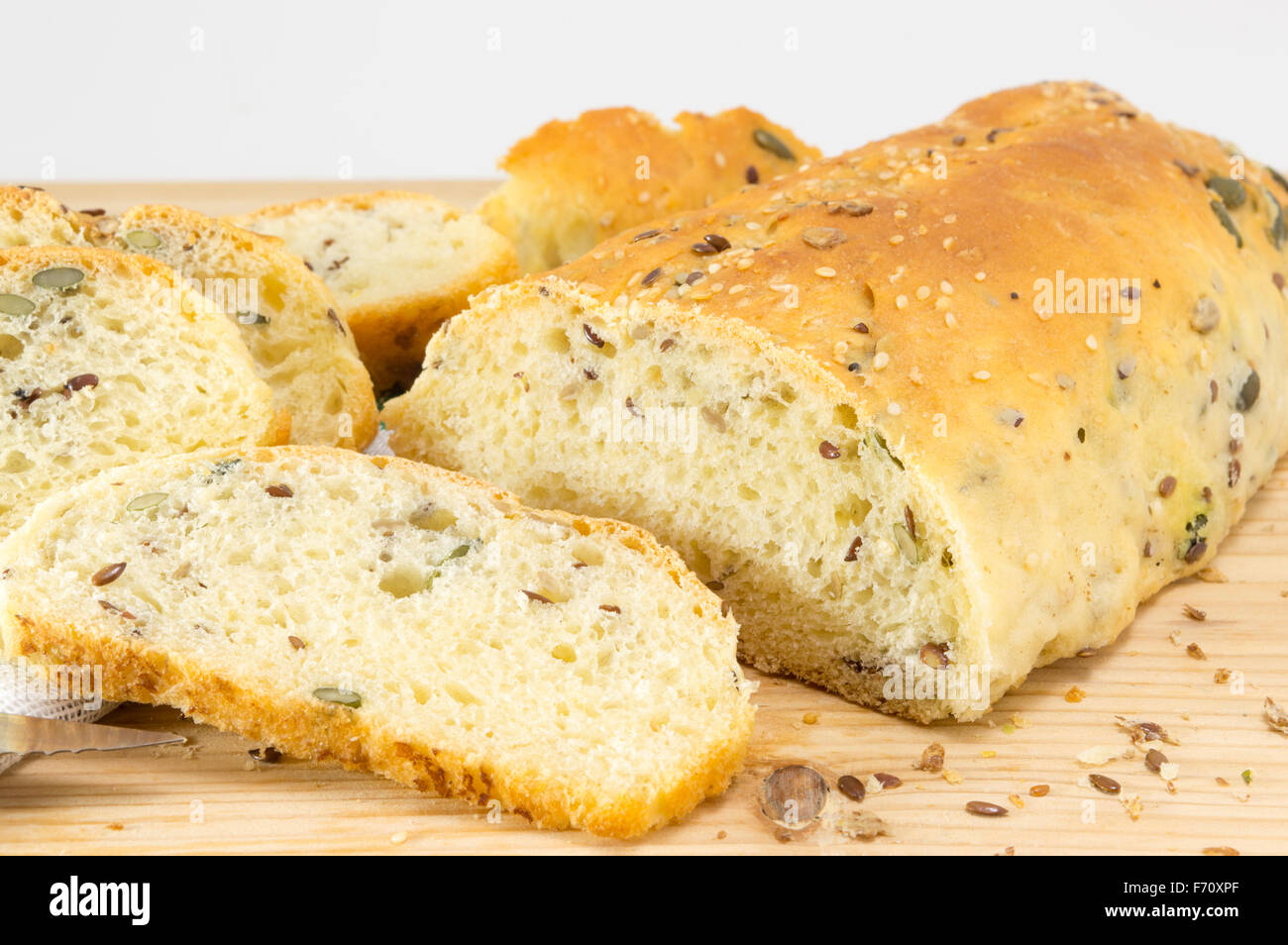 Rodajas frescas y saludables pan casero con semillas sobre la mesa Foto de stock