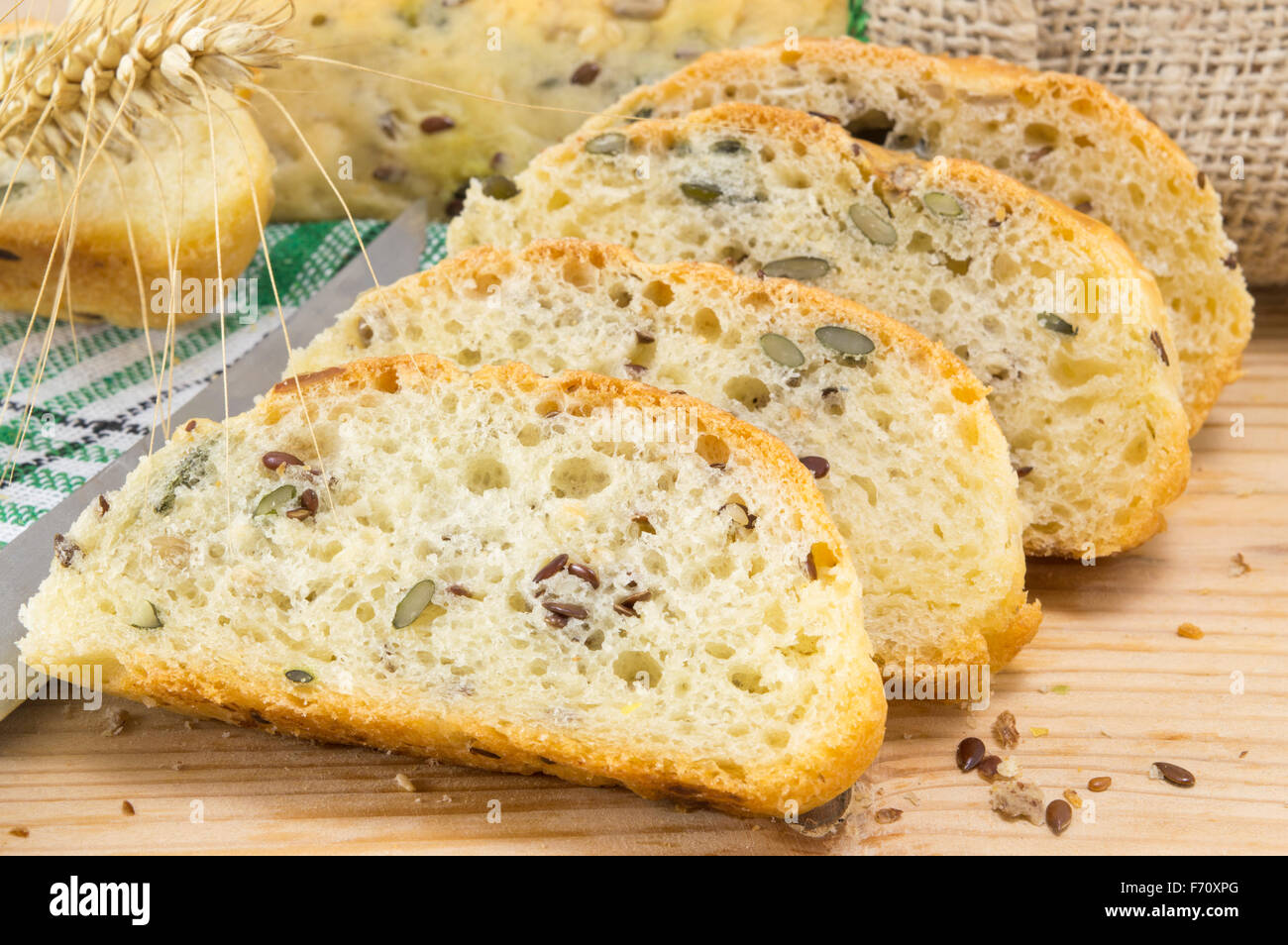 Rodajas frescas y saludables pan casero con semillas sobre la mesa Foto de stock