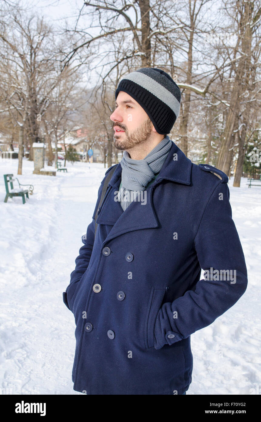 Ropa casual de invierno hombre fotografías imágenes de alta resolución - Alamy