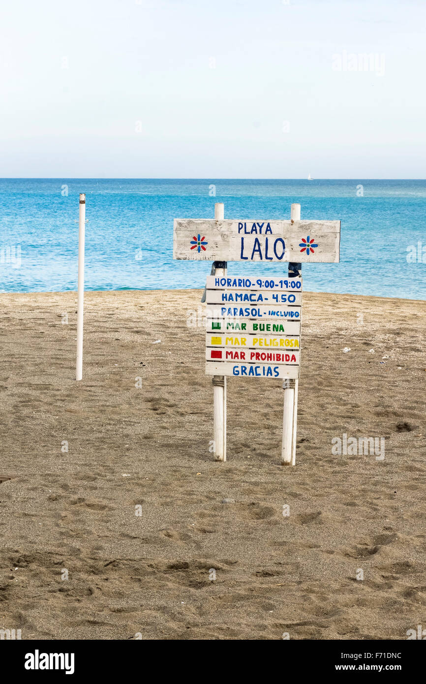 Cartel de madera, alquiler de sombrillas y hamacas, Lalo playa, playa  vacía, Costa del Sol, España Fotografía de stock - Alamy