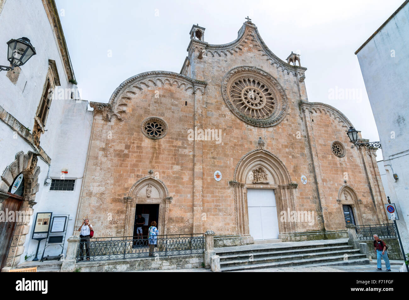 White Street con la Catedral en Ostuni, Italia Foto de stock