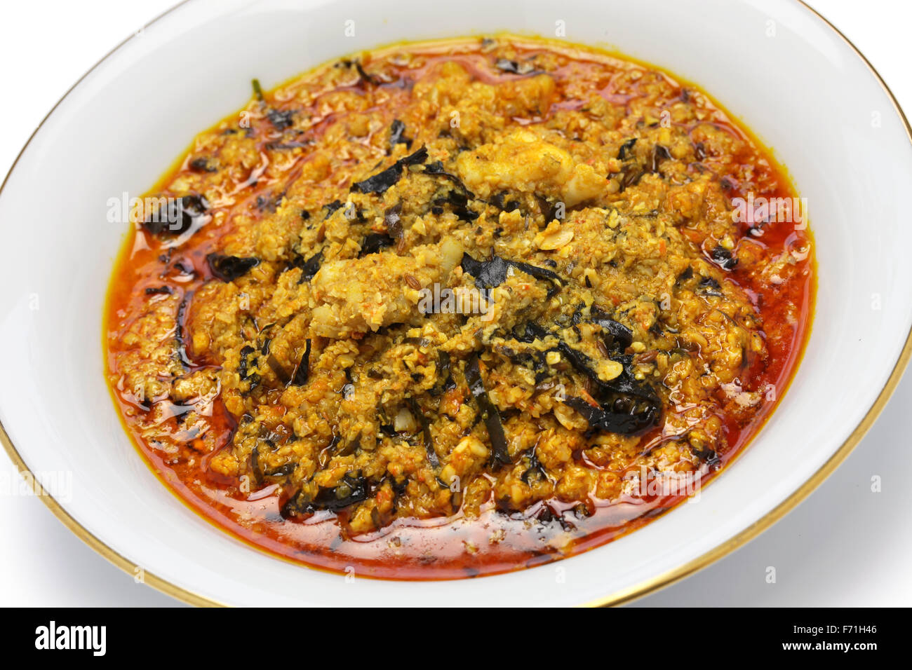 Sopa egusi, cocina nigeriana aislado sobre fondo blanco. Foto de stock