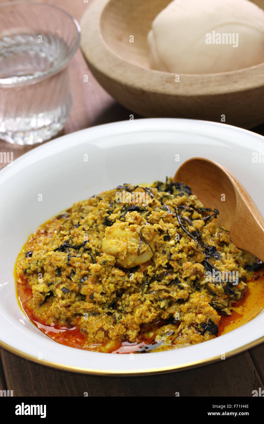 Sopa egusi y golpearon el ñame, la cocina de Nigeria Foto de stock