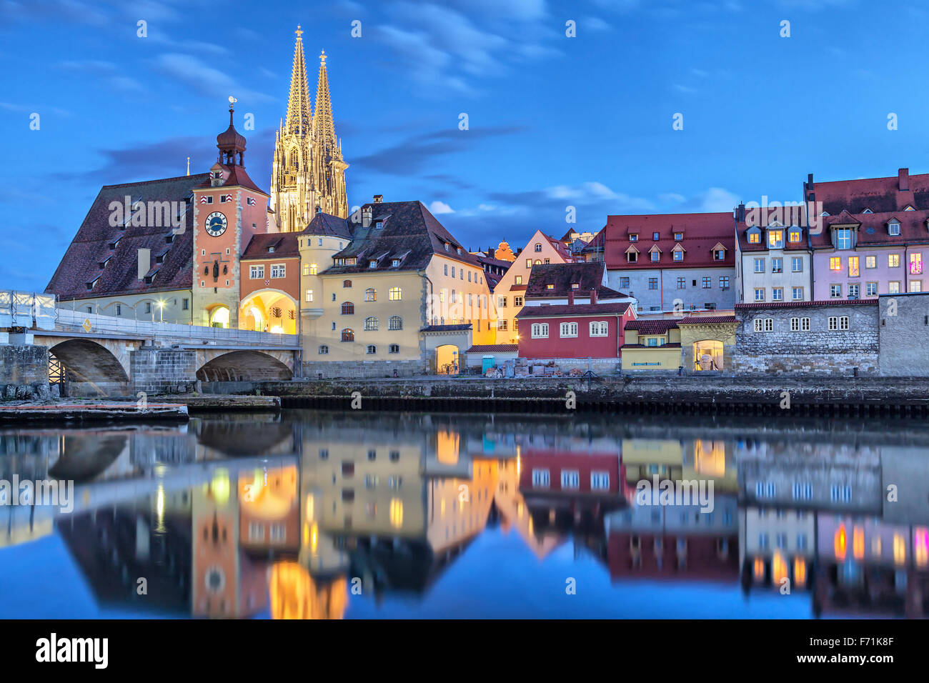 Histórico Puente de Piedra, el Puente de la torre y edificios en la noche, Regensburg, Alemania Foto de stock