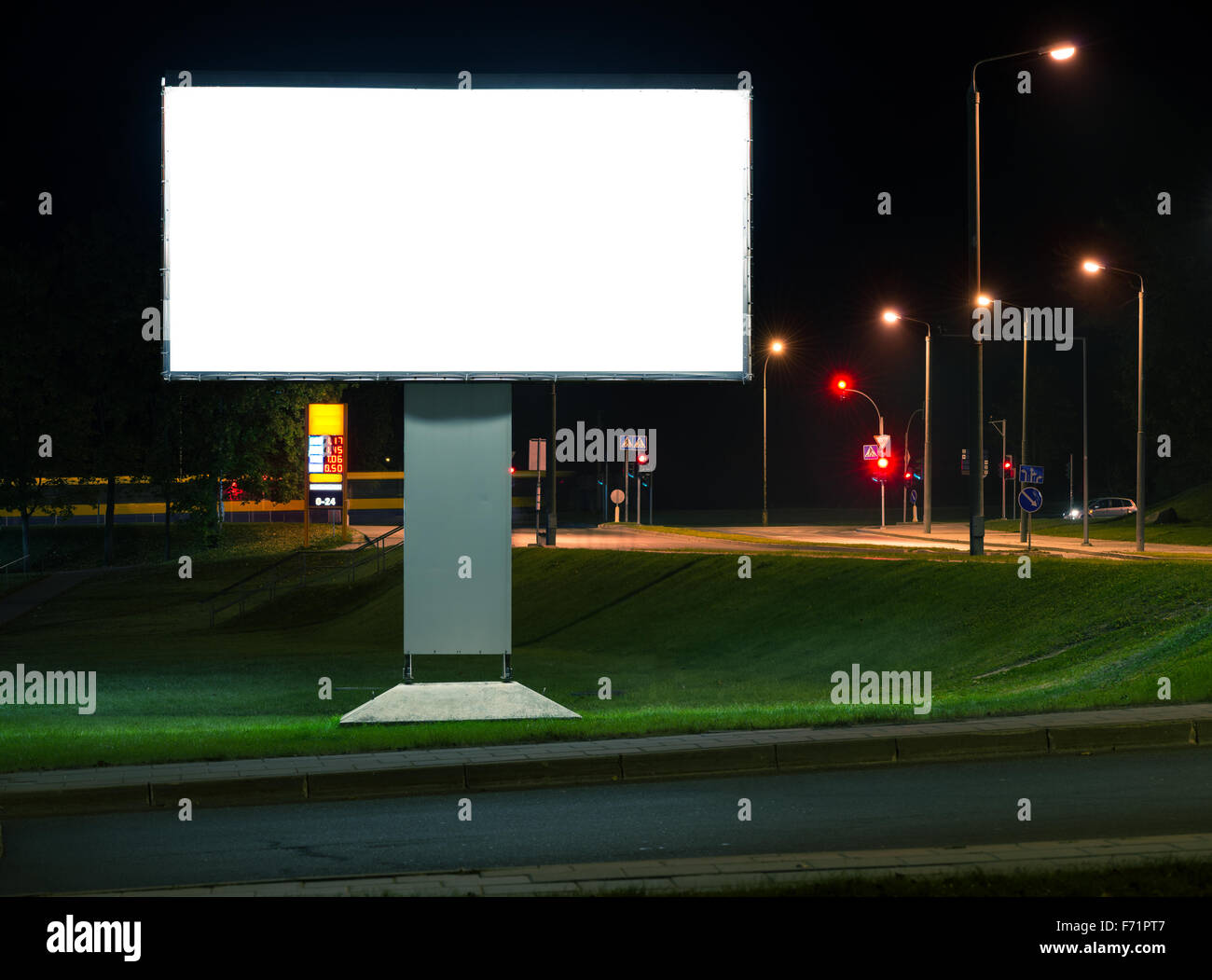 Vallas publicitarias en blanco en la ciudad por la noche Fotografía de  stock - Alamy