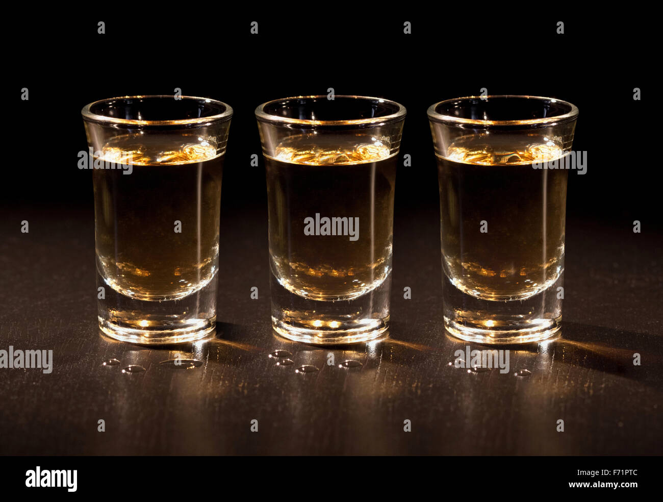 Whiskey disparos en la oscuridad Foto de stock