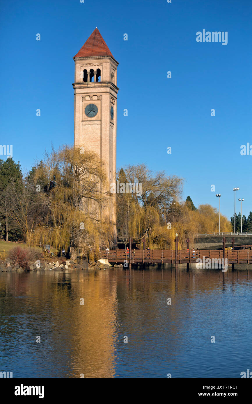 WA12107-00...WASHINGTON - La torre del reloj reflejando en el Río Spokane en Spokane's Riverfront Park. Foto de stock
