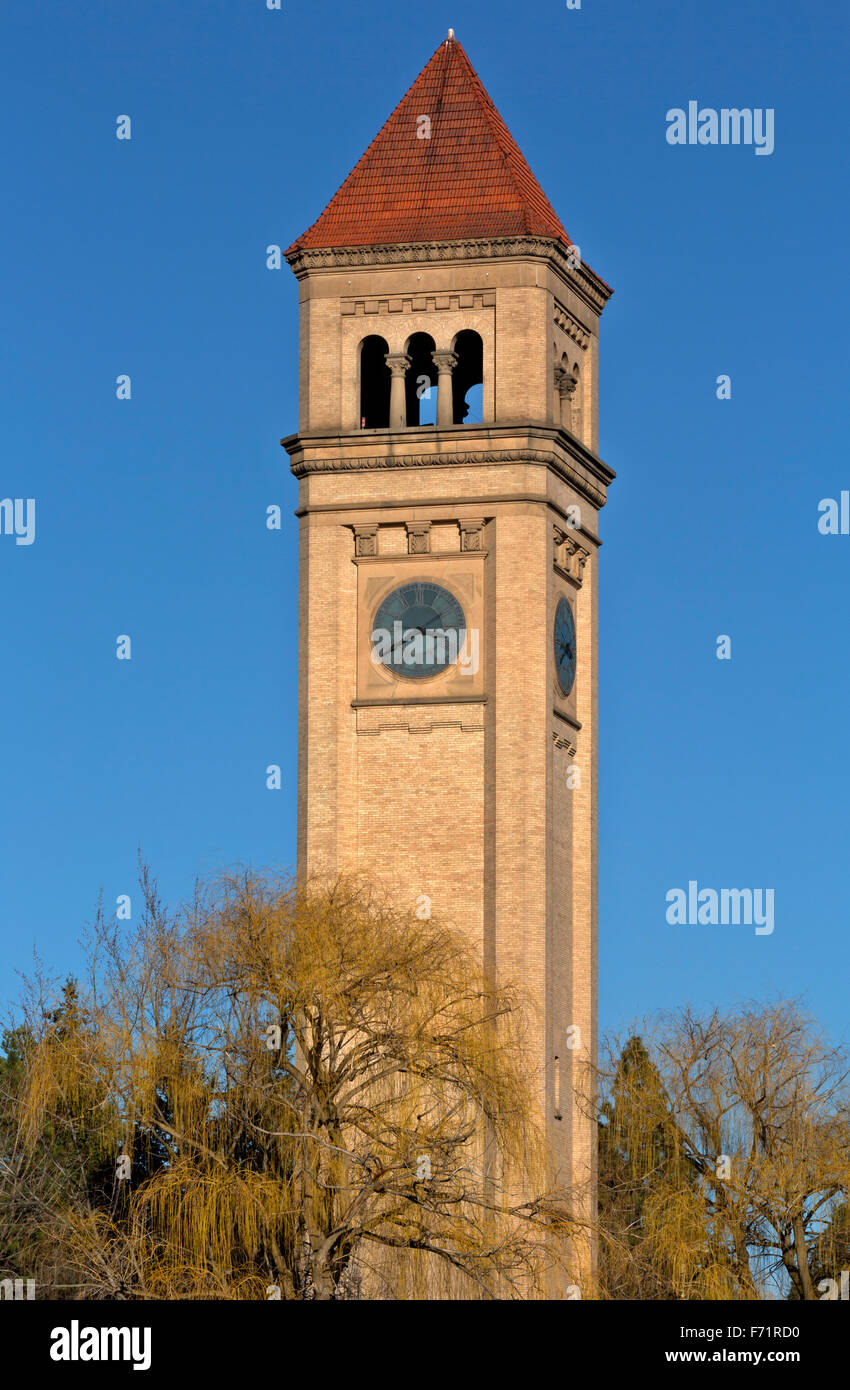 WA12109-00...WASHINGTON - Spokane la icónica Torre del Reloj en el popular Parque de Riverfront. Foto de stock