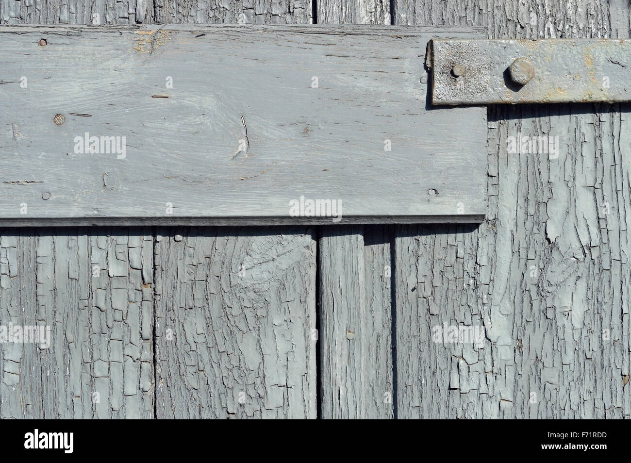 Antigua Muralla de tablones de madera con pintura agrietada . Foto de stock