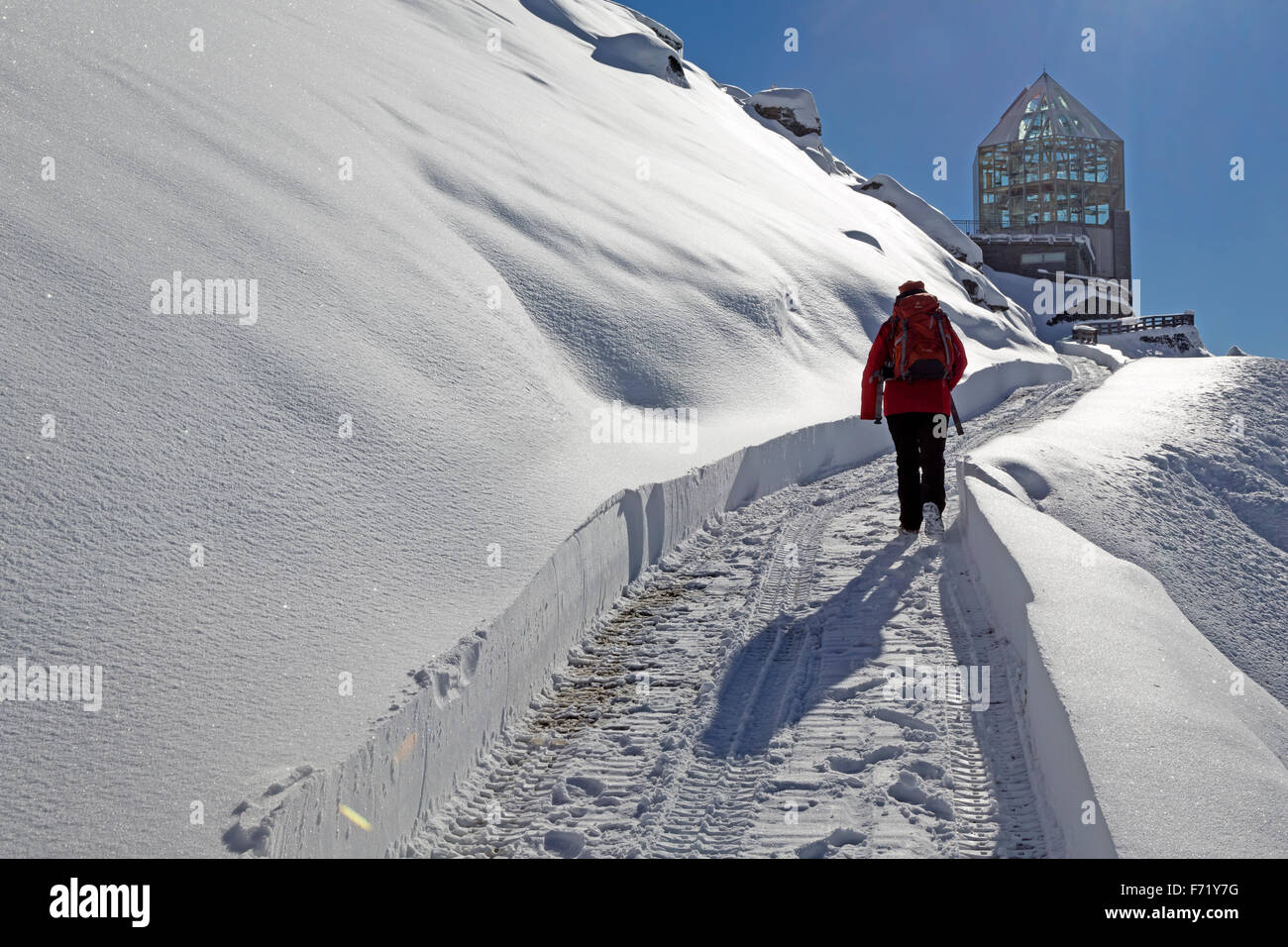 Trail a Wilhelm Swarovski observatorio con nieve profunda, Grossglockner, Parque Nacional Hohe Tauern, Tirol, Austria, Europa Foto de stock