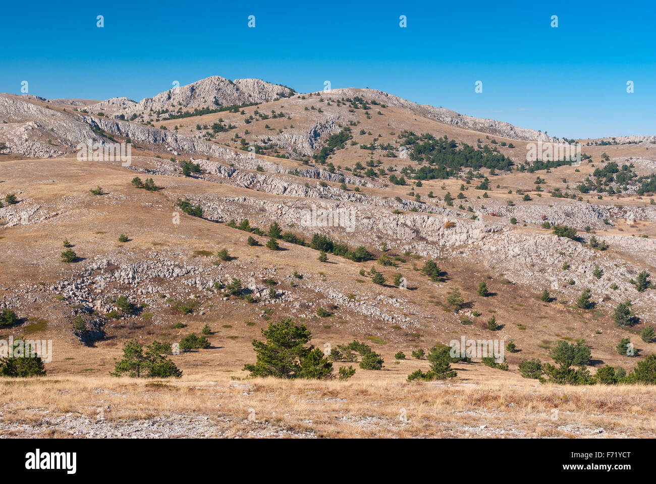 Paisaje otoñal en las montañas de piedra caliza de Crimea Foto de stock
