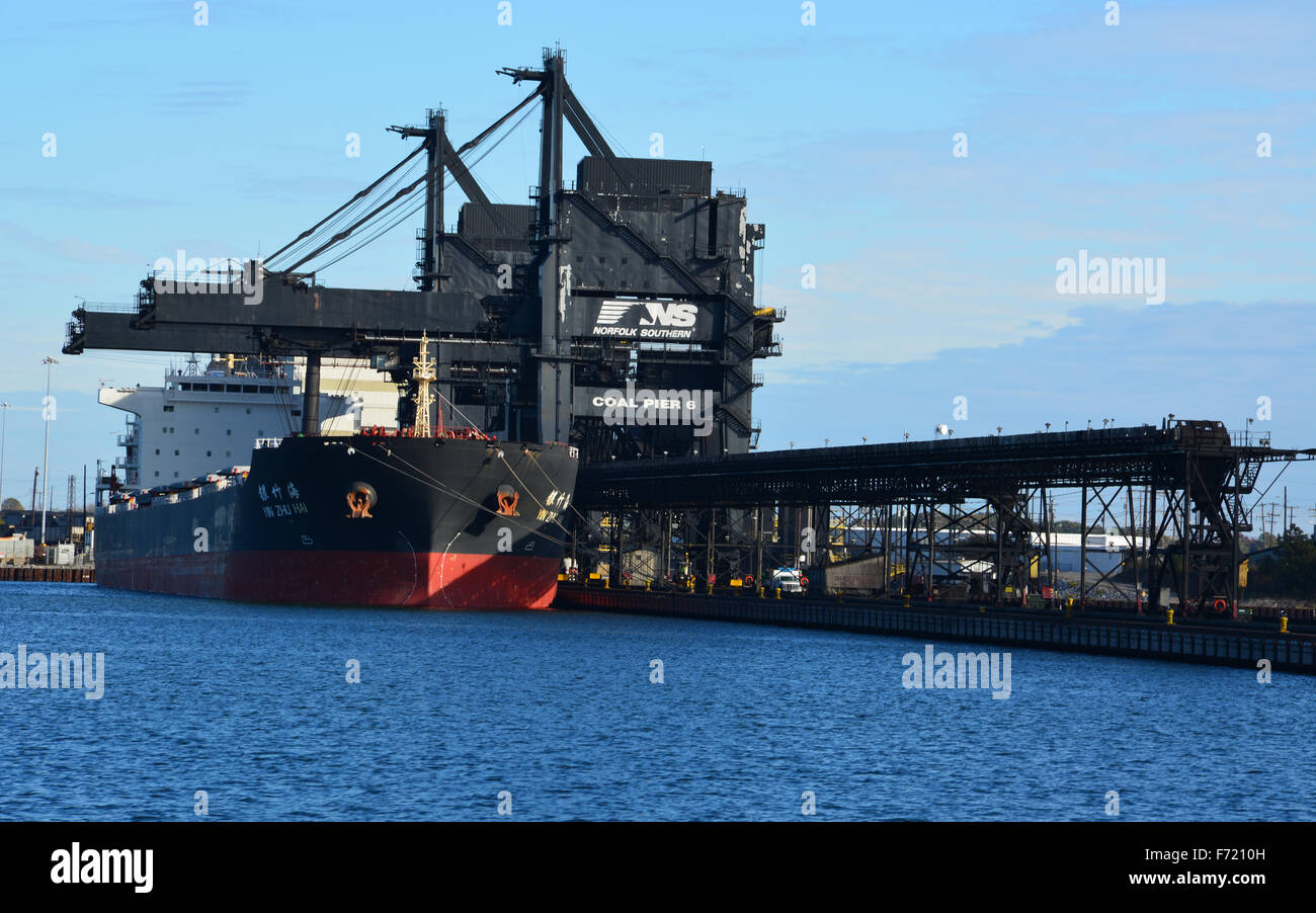 Granelero chino Yin Zhu Hai cargando carbón en Norfolk Southern carbón  Muelle 6 en el Puerto de Virginia astillero, 3 nov 2015 Fotografía de stock  - Alamy