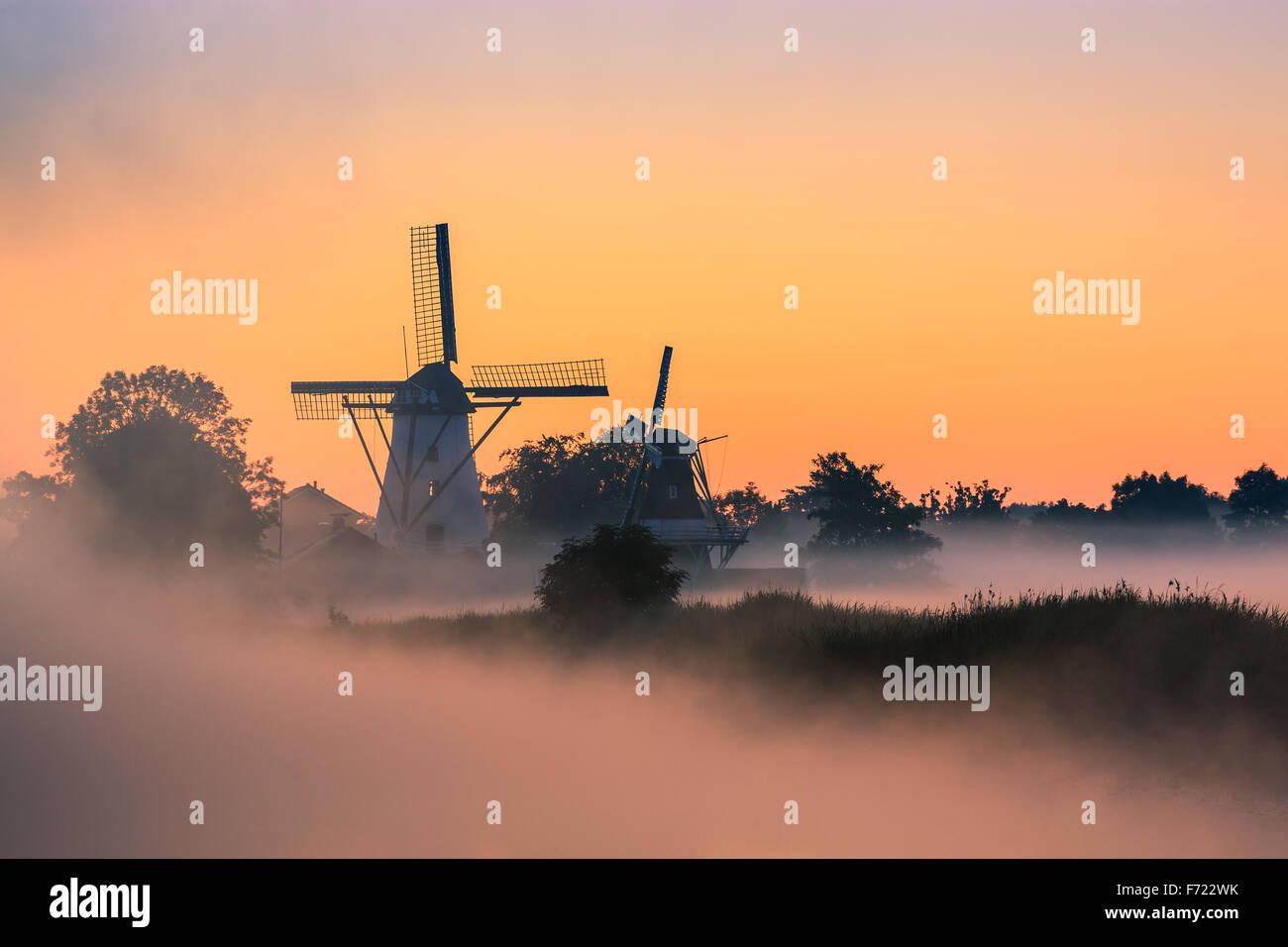 Gloria de la mañana en el pueblecito de diez Boer en la provincia de Groningen, en el norte de los Países Bajos Foto de stock