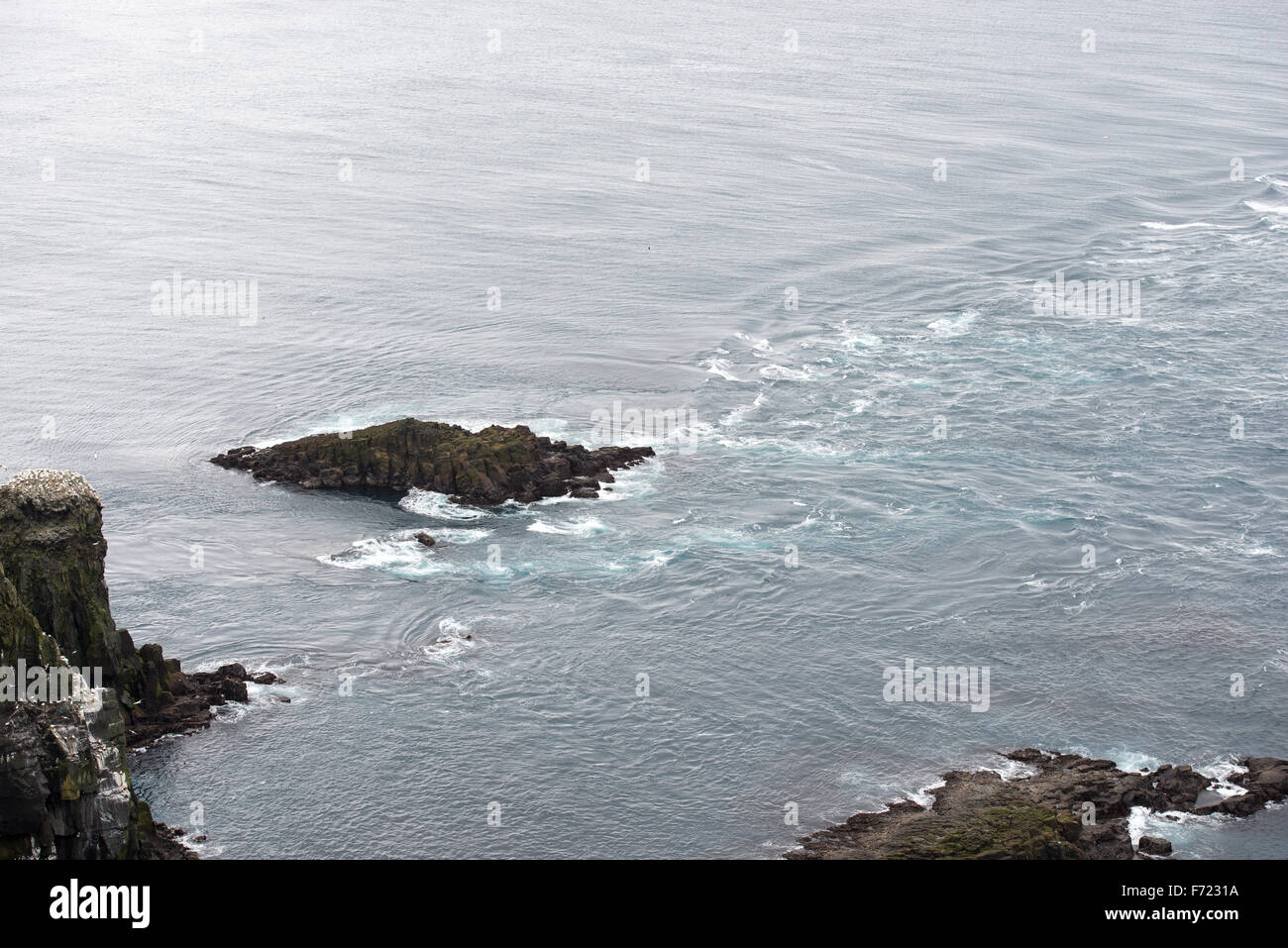 Fuerte corriente oceánica y rocas cerca de mykines en las islas Feroe Foto de stock