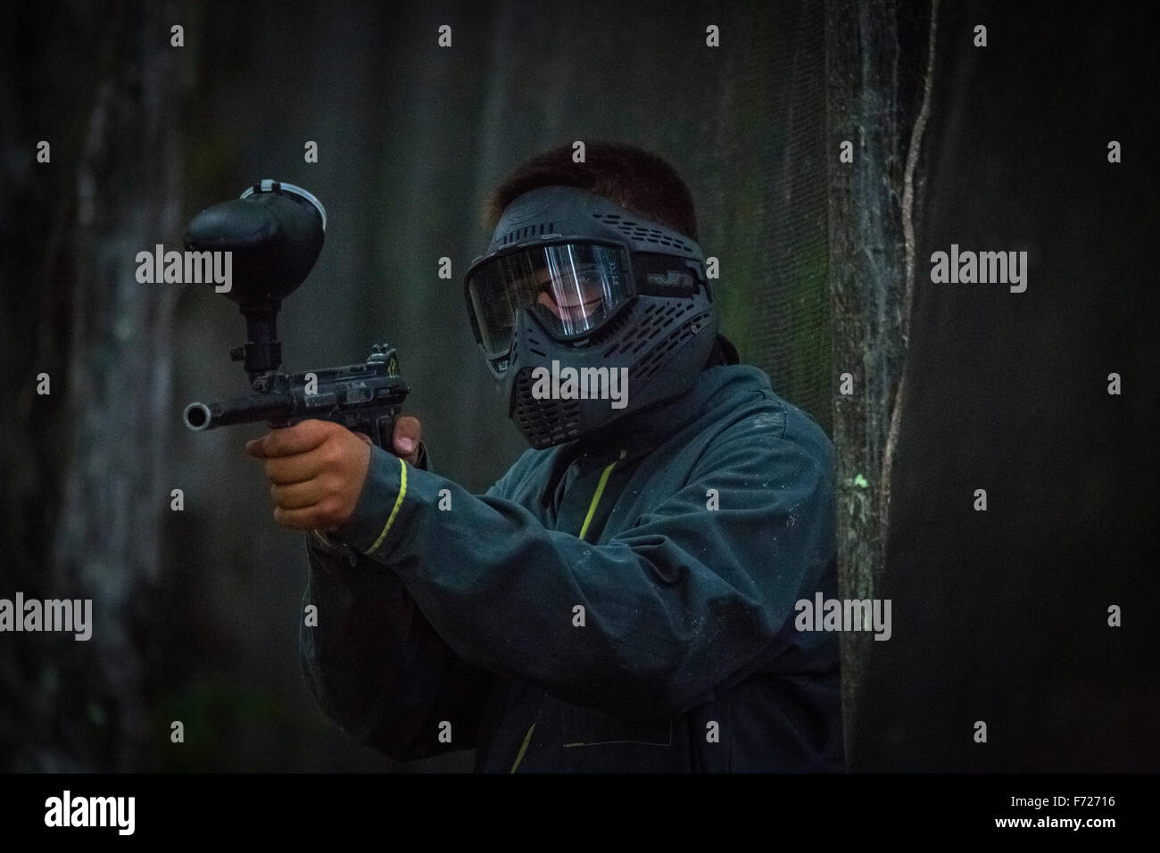Jugador de Paintball en el trabajo de los adolescentes. Adolescente joueur de paintball en acción. Foto de stock