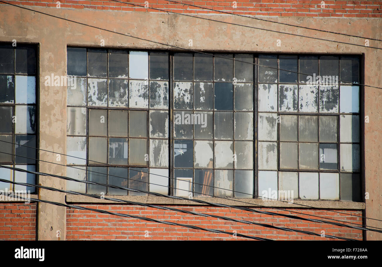 Windows en el viejo edificio de ladrillo de abandono Foto de stock