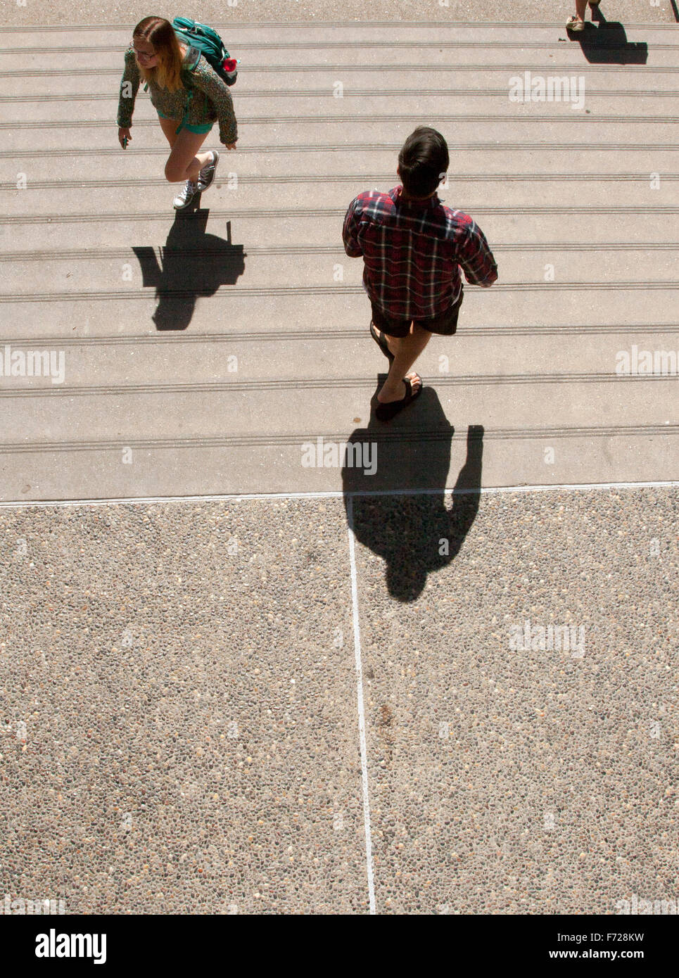 Mirando hacia abajo a los estudiantes mientras caminan por el campus de la universidad UC Berkeley en Berkeley, California. Foto de stock