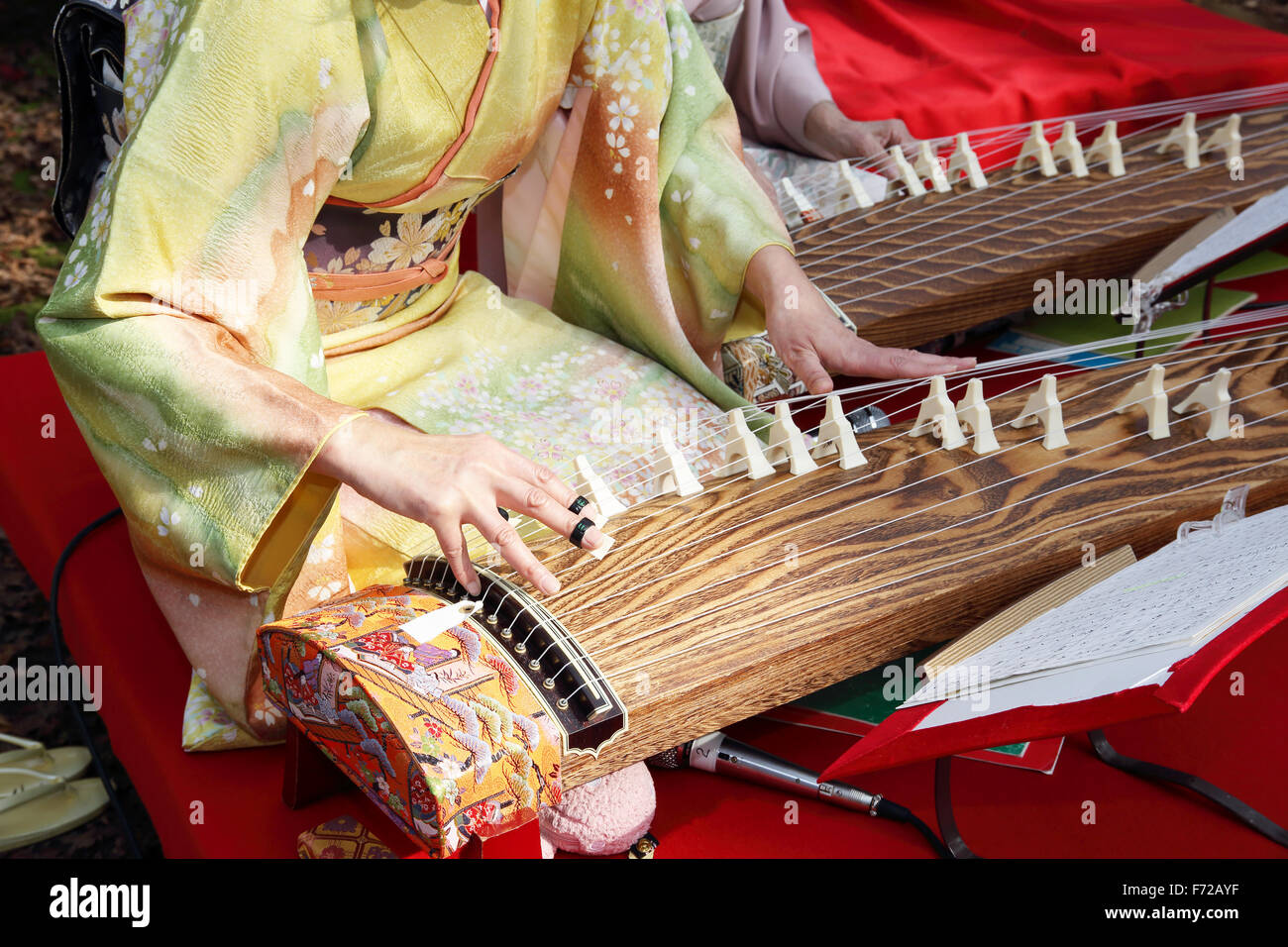 Tradicional japonés Koto (instrumento musical tradicional japonés  Fotografía de stock - Alamy