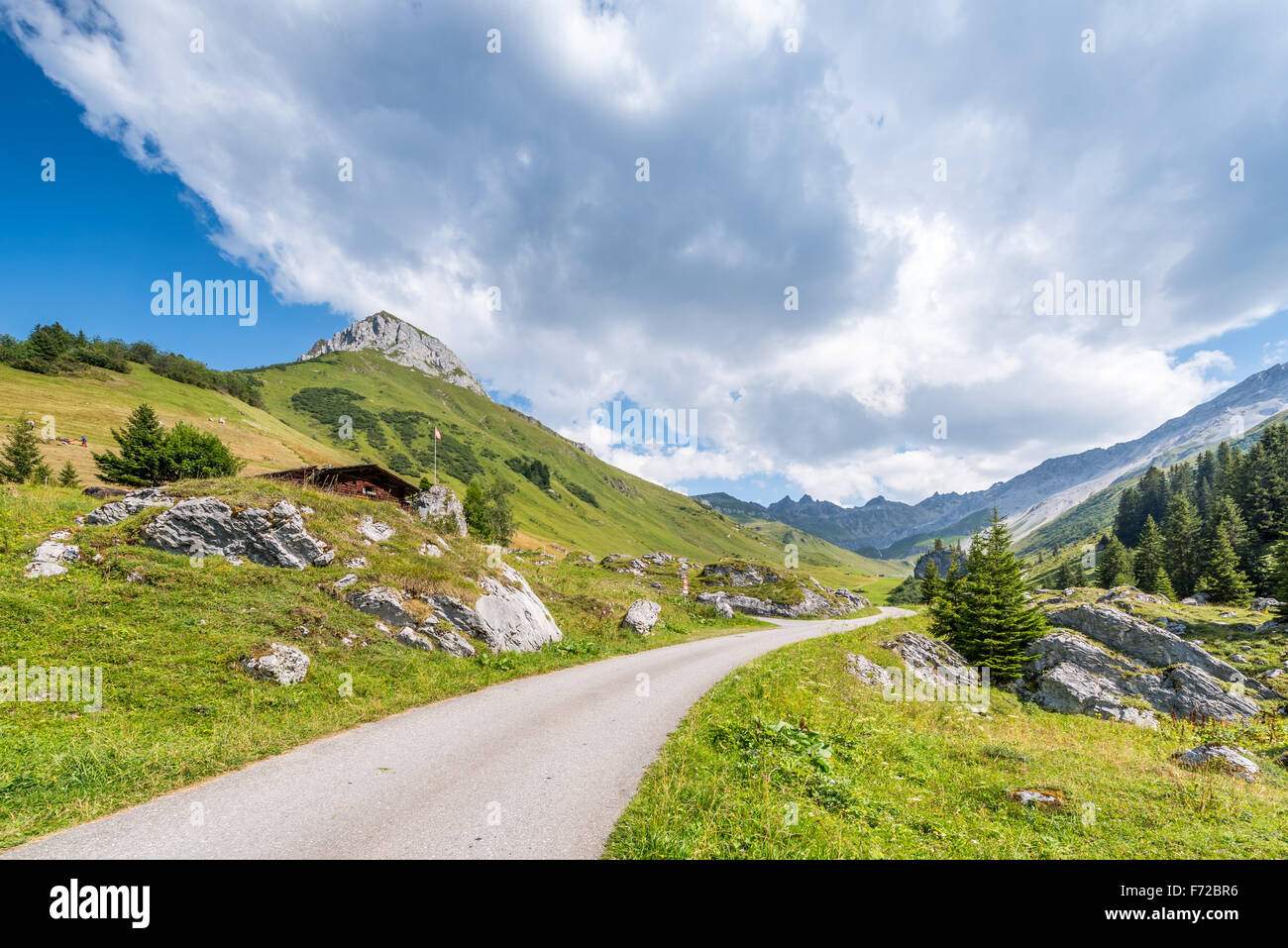 Hermoso paisaje Mounain en los Alpes, en St. Antönien, Suiza Foto de stock