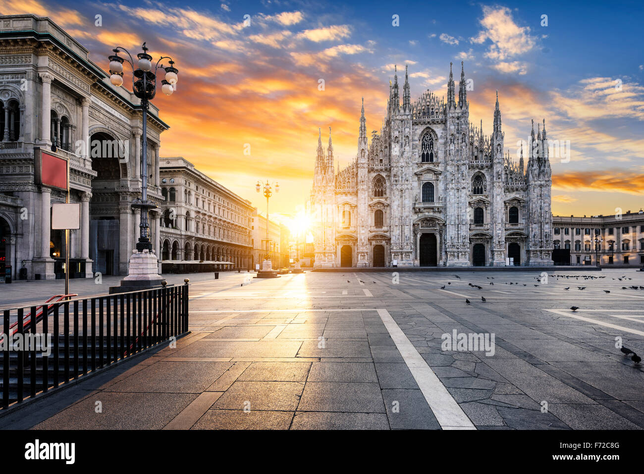 Al amanecer, el Duomo de Milán, Europa. Foto de stock