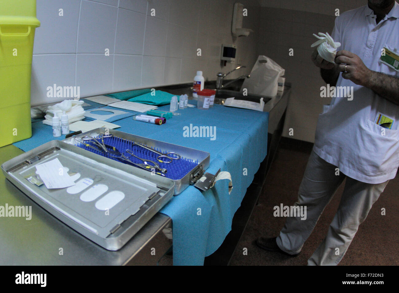 Un médico prepara un cuerpo para la extracción de órganos en la morgue de un hospital en la isla de Mallorca Foto de stock