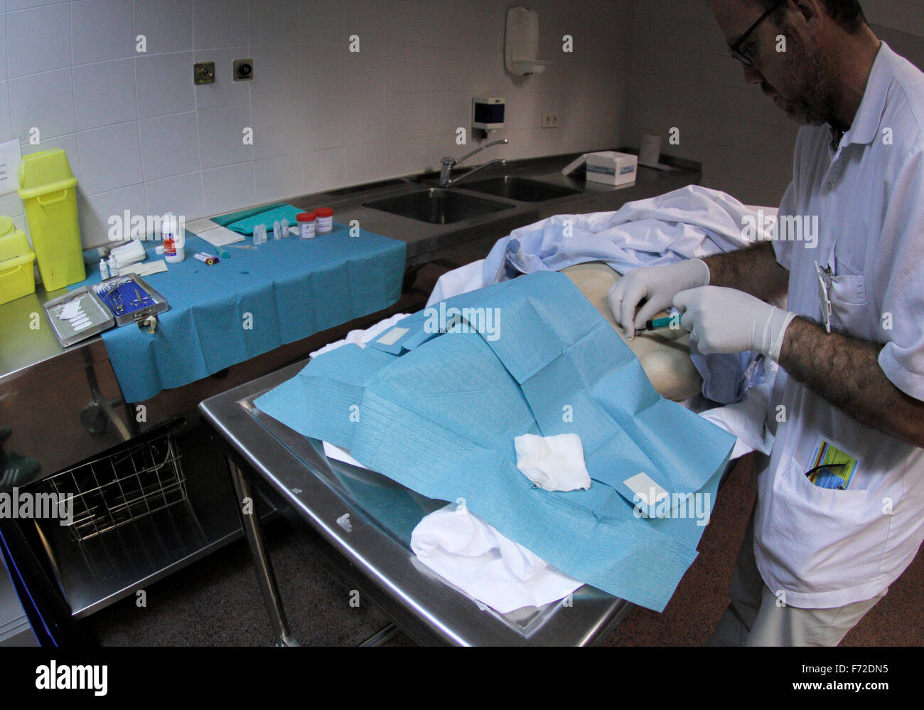 Un médico prepara un cuerpo para la extracción de órganos en la morgue de un hospital en la isla de Mallorca Foto de stock