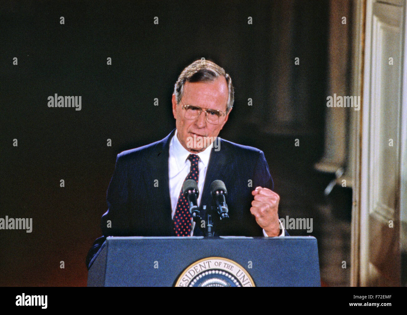 El Presidente de Estados Unidos, George H.W. Bush celebra una conferencia de prensa en el Salón Este de la Casa Blanca en Washington, DC, el 4 de junio de 1992. En su discurso de apertura el Presidente habló sobre el déficit presupuestario y abogó por un presupuesto equilibrado de enmienda a la Constitución estadounidense. Crédito: Ron Sachs/CNP - SIN CABLE SERVICIO - Foto de stock
