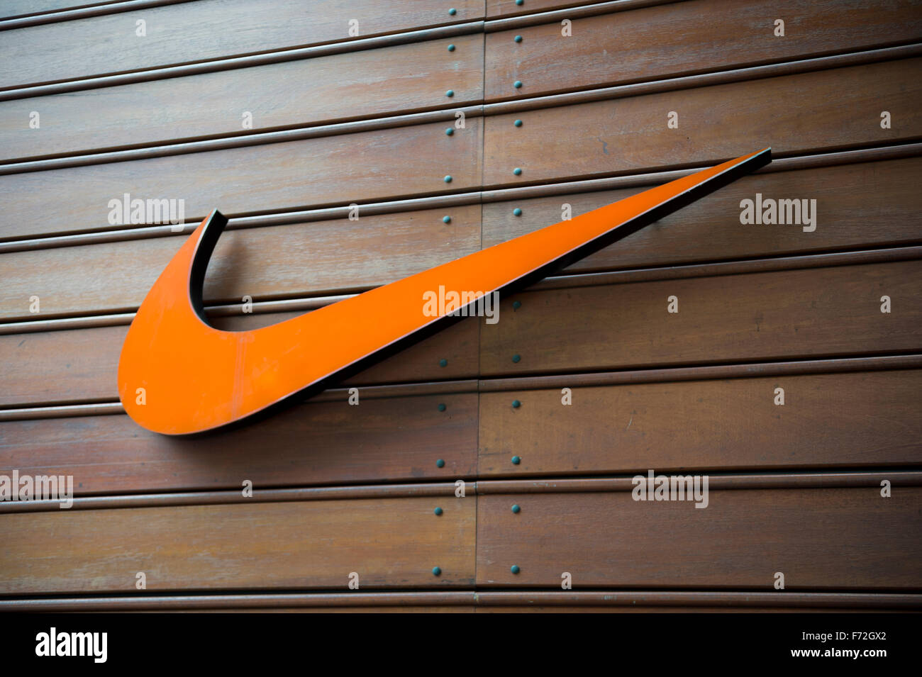 Río de Janeiro, Brasil - 19 de octubre de 2015: icónico swoosh naranja  pende sobre la fachada de la tienda Nike flashship en Ipanema Fotografía de  stock - Alamy