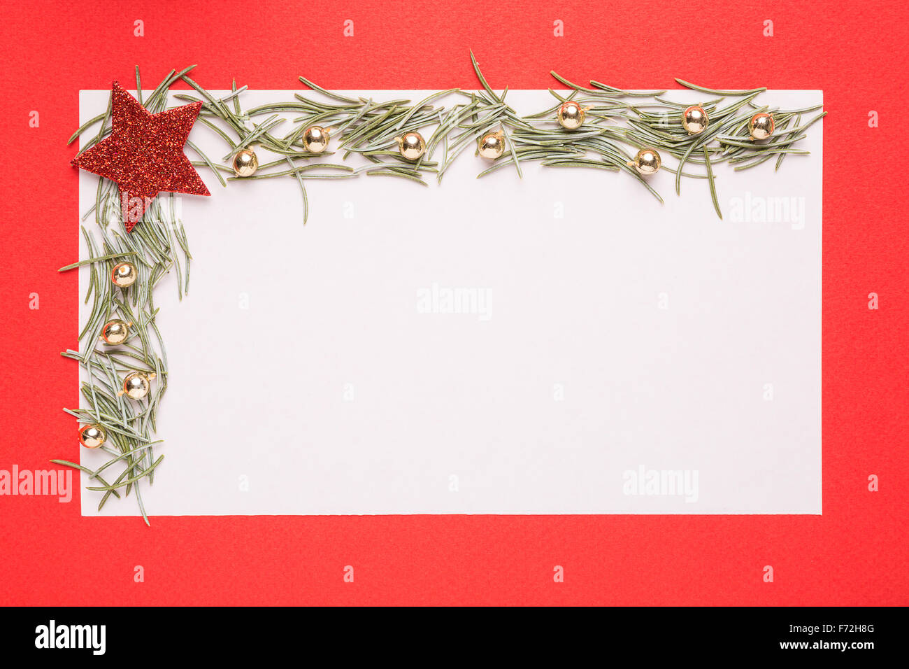 Tarjeta de Navidad en blanco o invitación con el abeto rojo sobre fondo Foto de stock