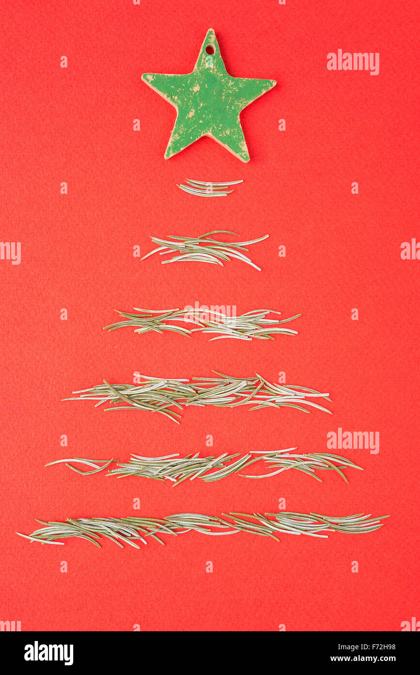 Árbol de navidad de abeto agujas sobre fondo rojo. Foto de stock