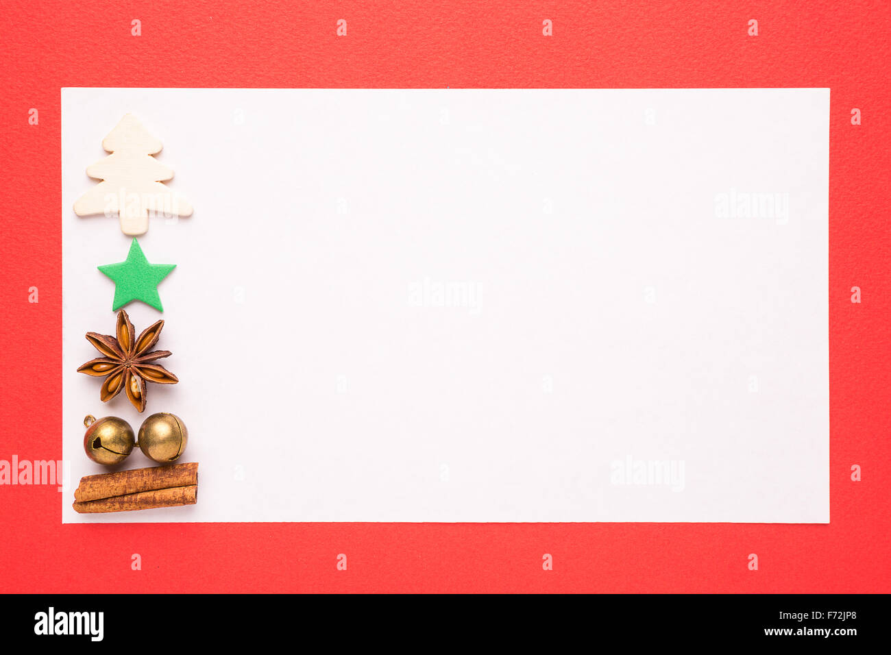Tarjeta de Navidad o Invitaciones en blanco sobre fondo rojo. Foto de stock