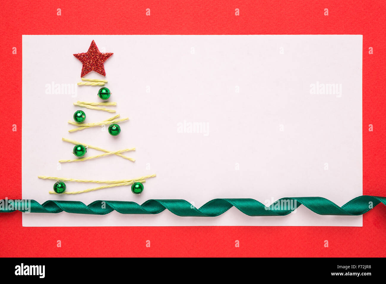 Tarjeta de Navidad en blanco o invitación con árbol de Navidad sobre fondo rojo. Foto de stock