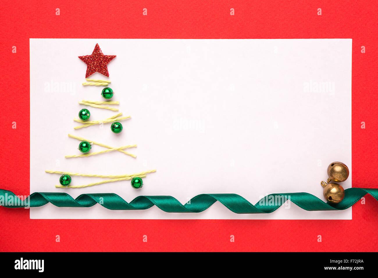 Tarjeta de Navidad en blanco o invitación con árbol de Navidad sobre fondo rojo. Foto de stock