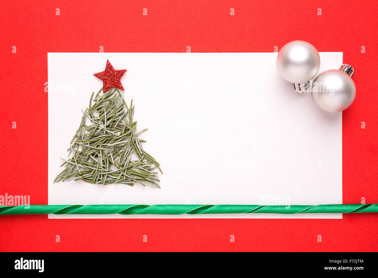 Tarjeta de Navidad en blanco o invitación con árbol de Navidad hechas de agujas de pino sobre fondo rojo. Foto de stock