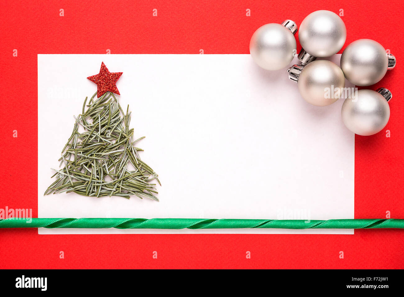Tarjeta de Navidad en blanco o invitación con árbol de Navidad hechas de agujas de pino sobre fondo rojo. Foto de stock
