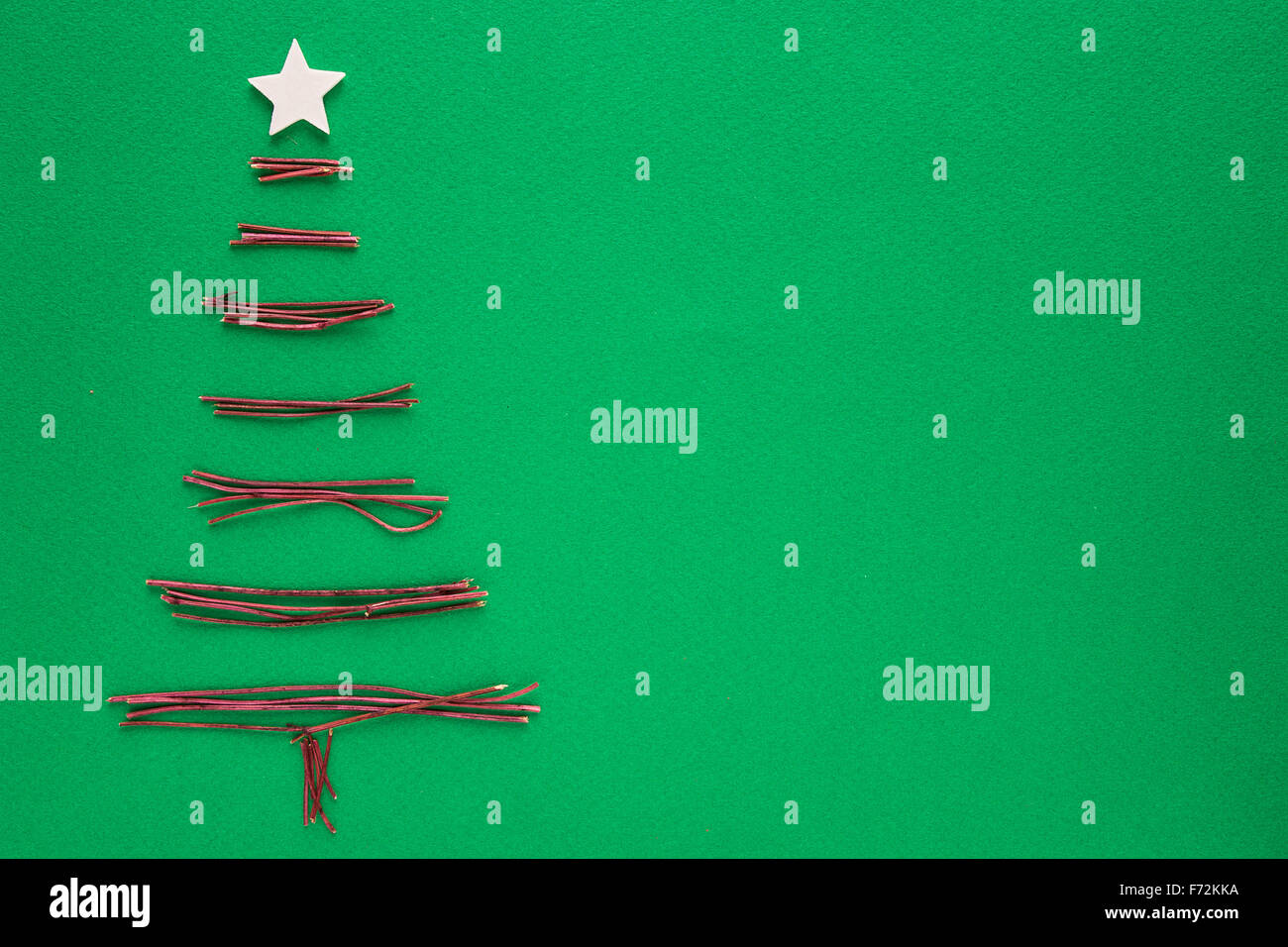 Árbol de Navidad hechas de ramas de madera sobre fondo verde Foto de stock