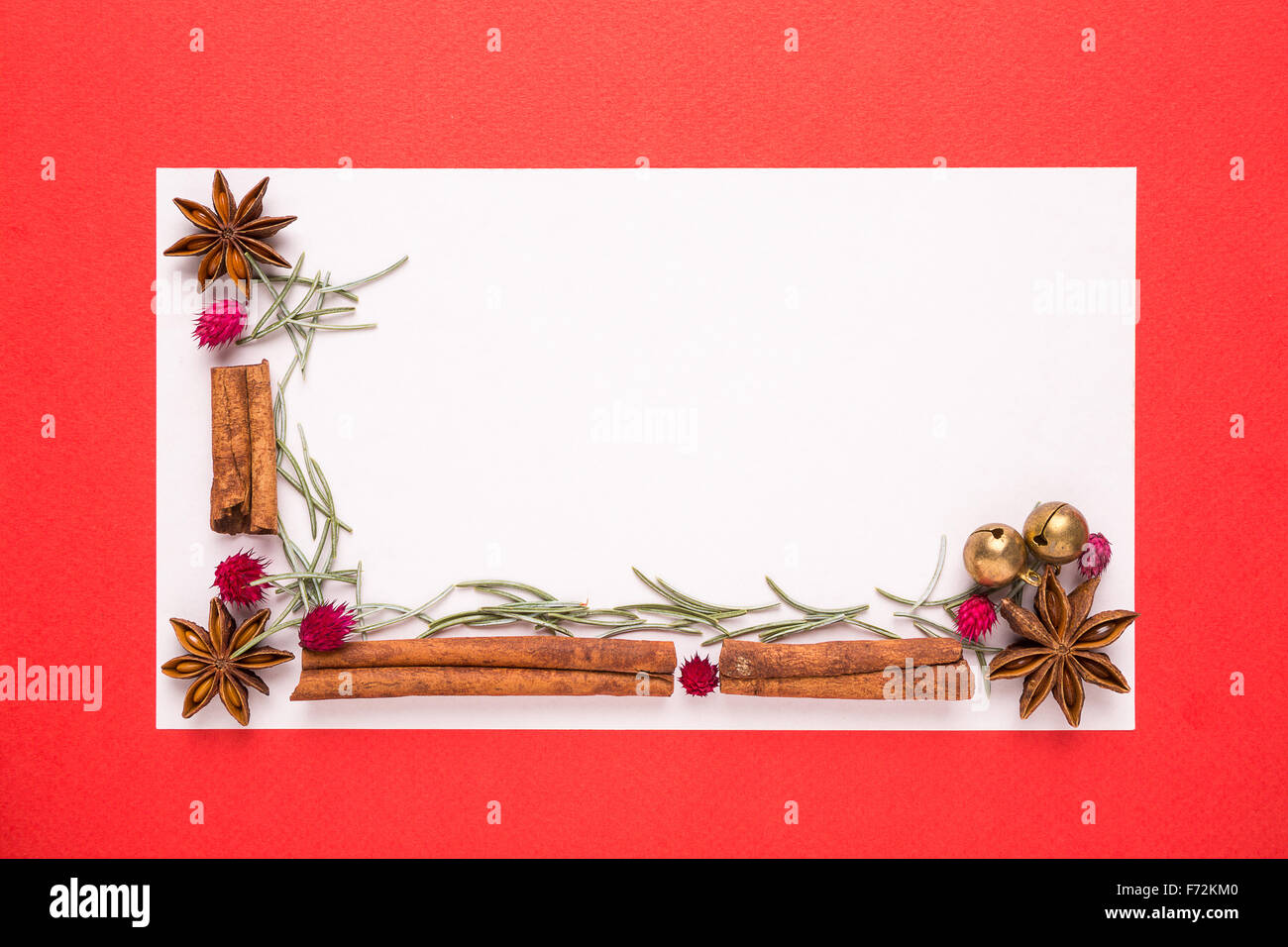 Tarjeta de Navidad en blanco con anís y canela Foto de stock