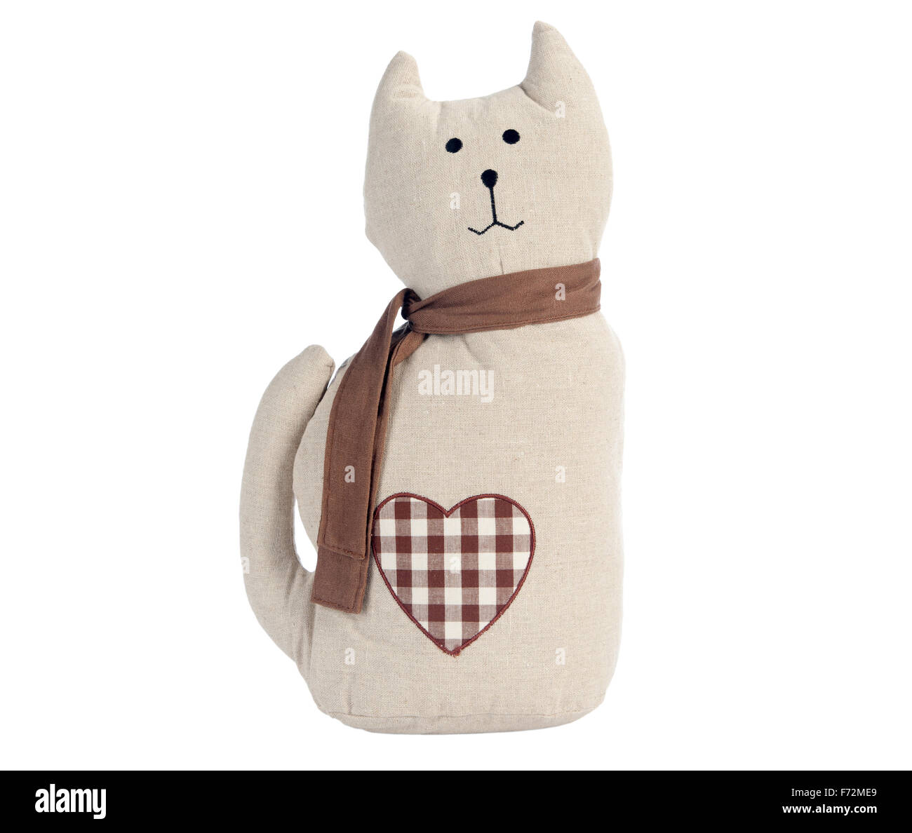 Gracioso gato juguete artesanal aislado en blanco, tela de patrón Foto de stock