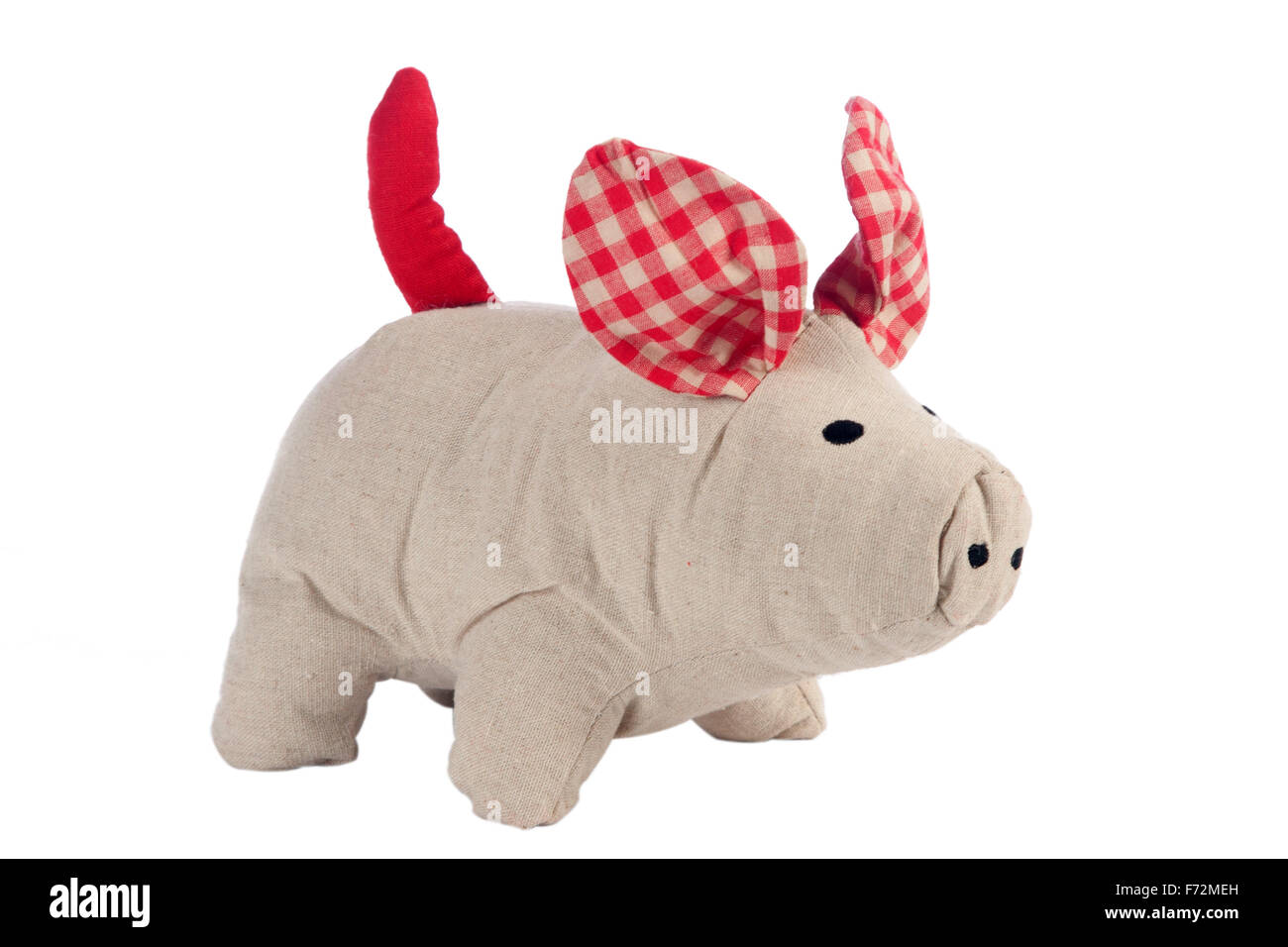Divertido juguete artesanal cerdo aislado en blanco, tela de patrón Foto de stock